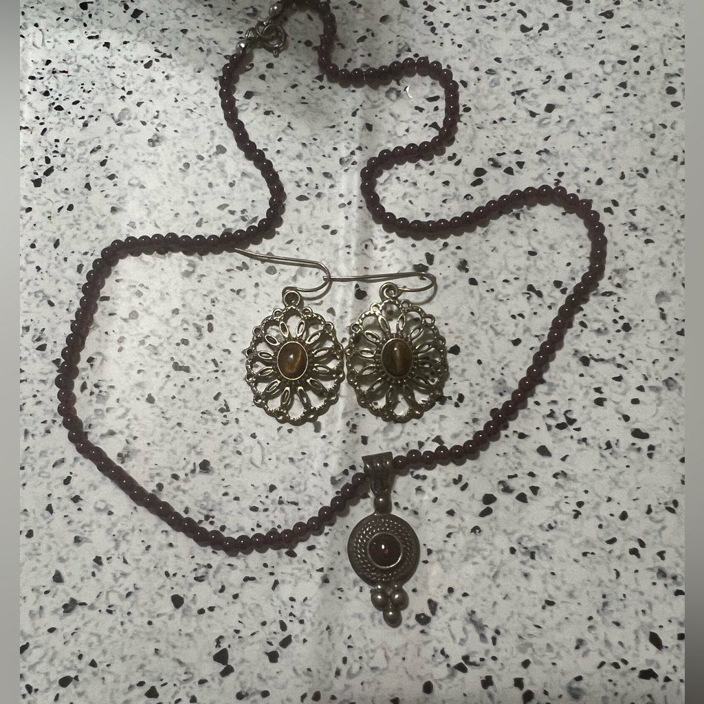 Beautiful Silver Tone With Brown Stones Set Of Earring And Necklace Beautiful Silver Tone With Brown Stones Set Of Earring And Necklace